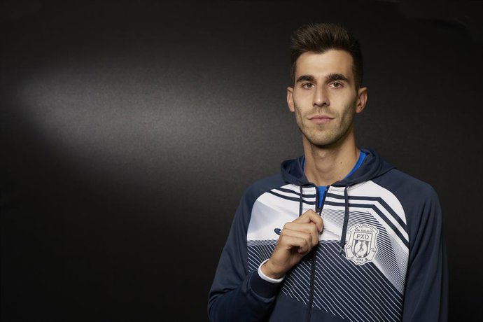 Archivo - El atleta Marc Tur, posa para Europa Press, en el Centro de Alto Rendimiento de Madrid, a 3 de diciembre de 2021, en Madrid (España). Este atleta especializado en marcha atlética consiguió un cuarto puesto en los 50 km marcha de los Juegos Olímp