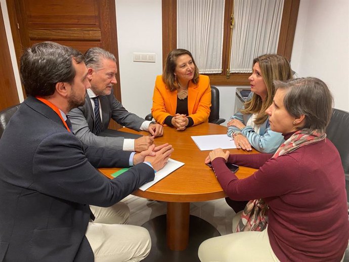 Reunión de Carmen Crespo con el equipo de gobierno del Ayuntamiento de Linares.