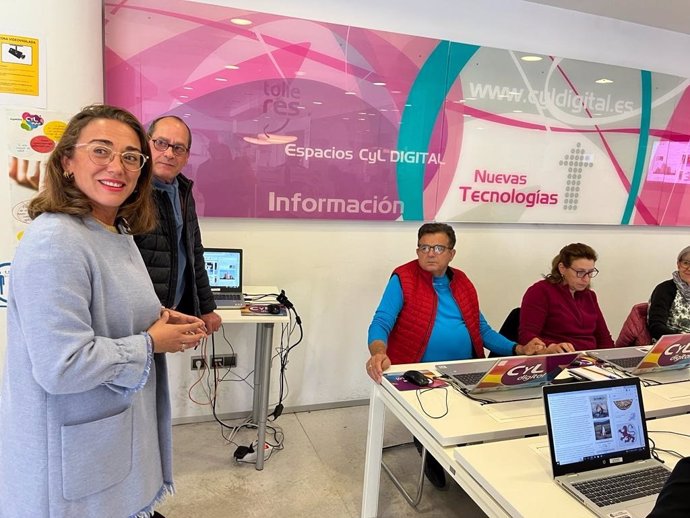 Archivo - La consejera de Movilidad y Transformación Digital, María González Corral, ha visitado hoy el Espacio CyL Digital de León, con motivo de la celebración del Día Internacional de Internet.