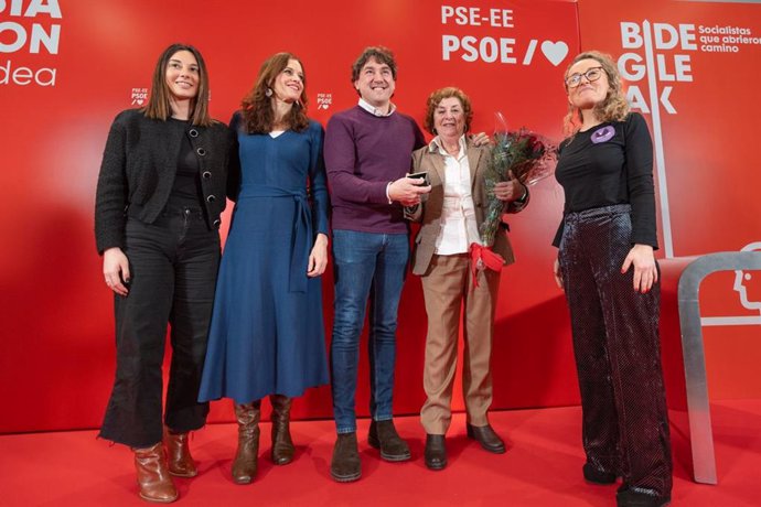 Andueza ha participado este sábado en Vitoria-Gasteiz, junto a la alcaldesa de la Vitoria-Gasteiz, Maider Etxebarria, y la secretaria de Igualdad del PSE-EE, Patricia Campelo, en la entrega de los Premios Bidegileak 2024
