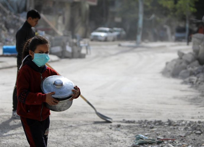 GAZA, March 1, 2024  -- A girl with a pot is seen on a street in the southern Gaza Strip city of Rafah, on March 1, 2024. More than 30,000 Palestinians in Gaza have died from Israeli attacks as of Thursday amid worsening humanitarian crisis in the Pales