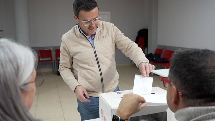El candidato a la Secretaría General del PSOE de Extremadura, Miguel Ángel Gallardo, vota en la sede local del partido en Villanueva de la Serena