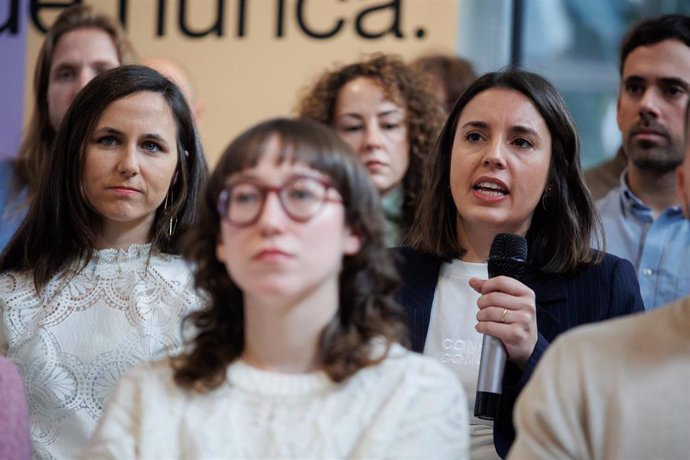 Archivo - La secretaria general de Podemos, Ione Belarra (i) y la secretaría política de Podemos, Irene Montero (d), interviene durante la presentación de su candidatura ‘Ahora más que nunca’ a las elecciones Europeas, a 22 de enero de 2024, en Madrid (Es