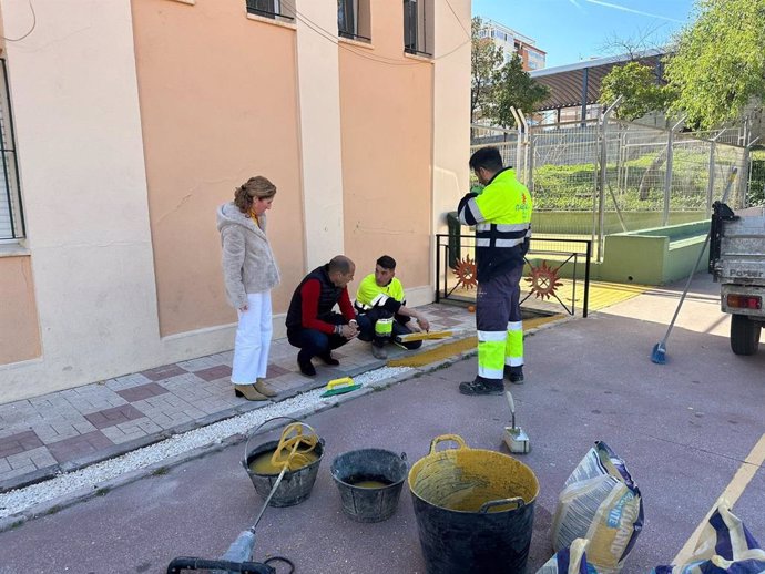 Los ediles de Educación e Infraestructuras de Fuengirola, Carmen Díaz y José Sánchez, con operarios