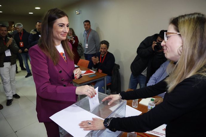 La candidata a la Secretaría General del PSOE de Extremadura, Lara Garlito, vota en la sede del PSOE en Cáceres