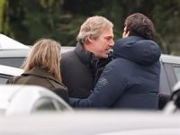 Las lágrimas de Beltrán Gómez-Acebo en los brazos de Rafael Medina en el tanatorio de su hermano Fernando