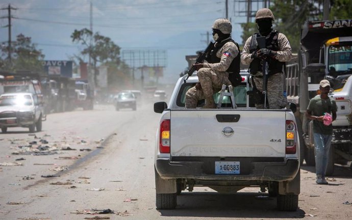 Archivo - December 26, 2023: In 2022, Haiti police on patrol keep their eyes on traffic during a stop at a police checkpoint in Tabarre, near the U.S. Embassy, east of metropolitan Port-au-Prince. Gangs have taken control of neighborhoods in the vicinity.