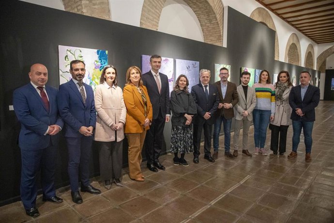 Foto de familia de las jornadas 'Córdoba con Ucrania' en la exposición de la artista Iryna Nosok.
