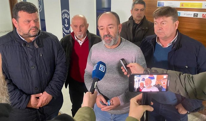 Miembros de la Plataforma en Defensa de la Pesca y los Ecosistemas Marinos en Puerto de Vega, Navia