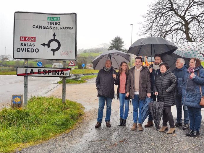 El presidente del PP de Asturias Álvaro Queipo visita La Espina junto a miembros de su formación