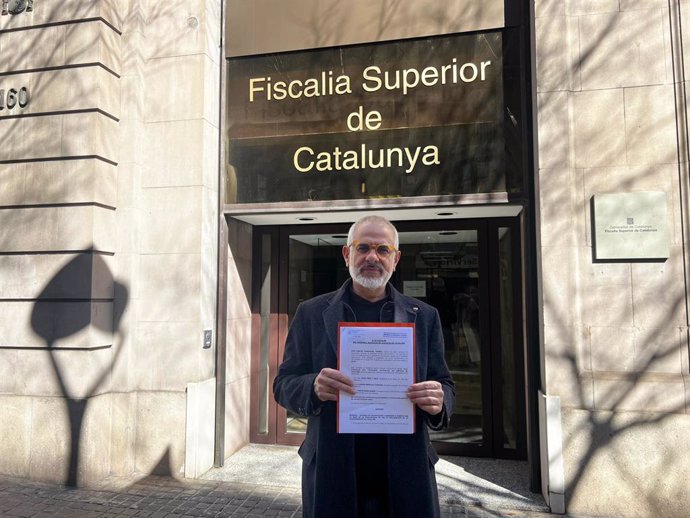 El líder de Cs, Carlos Carrizosa, con el documento de la denúncia