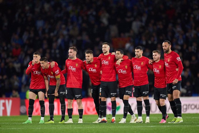 Players of RCD Mallorca looks on during the Copa del Rey match between Real Sociedad and RCD Mallorca at Reale Arena on February 28, 2024, in San Sebastian, Spain.