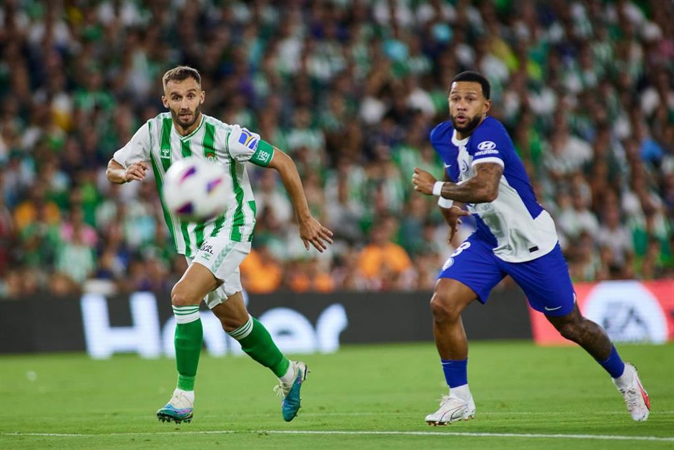 Archivo - German Pezzella y Memphis Depay en el Real Betis-Atlético de Madrid de la primera vuelta