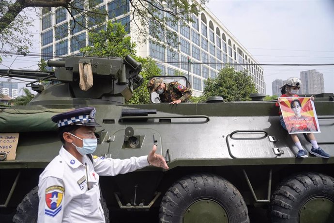 Archivo - Militares en un carro de combate en Rangún, Birmania