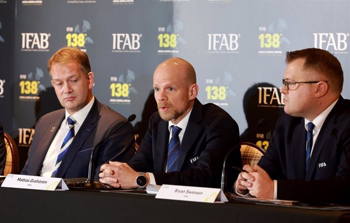El representante de la Federación Escocesa Ian Maxwell; el secretario general de la FIFA, Matthias Grafstom; y el director de comunicación de la FIFA, Bryan Swanson
