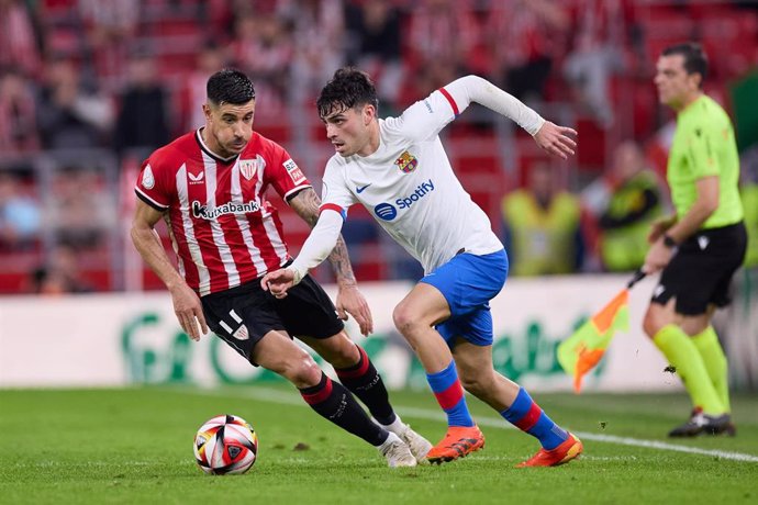 Archivo - Yuri Berchiche of Athletic Club competes for the ball with Pedri Gonzalez of FC Barcelona during the Copa del Rey match between Athletic Club and FC Barcelona at San Mames on January 24, 2024, in Bilbao, Spain.