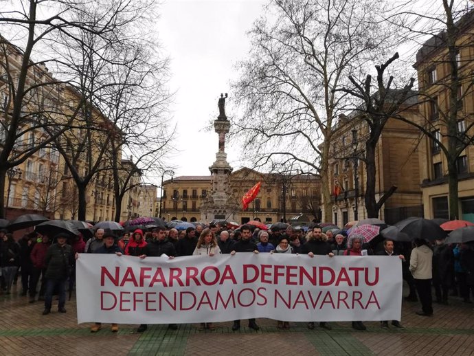Concentración en protesta por la anulación de la transferencia de la competencia de Tráfico a Navarra.
