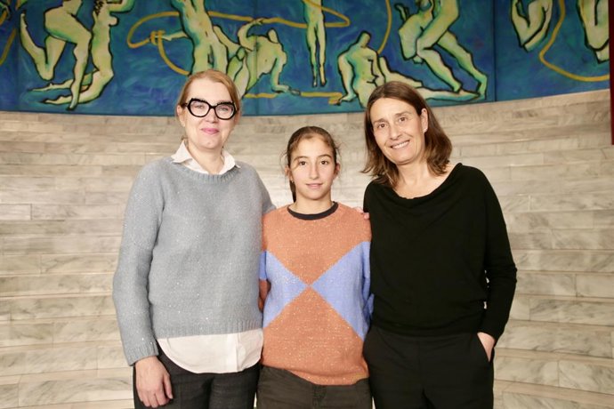 Eloísa Barreda (centro) logra su primera medalla de oro internacional en tenis de mesa