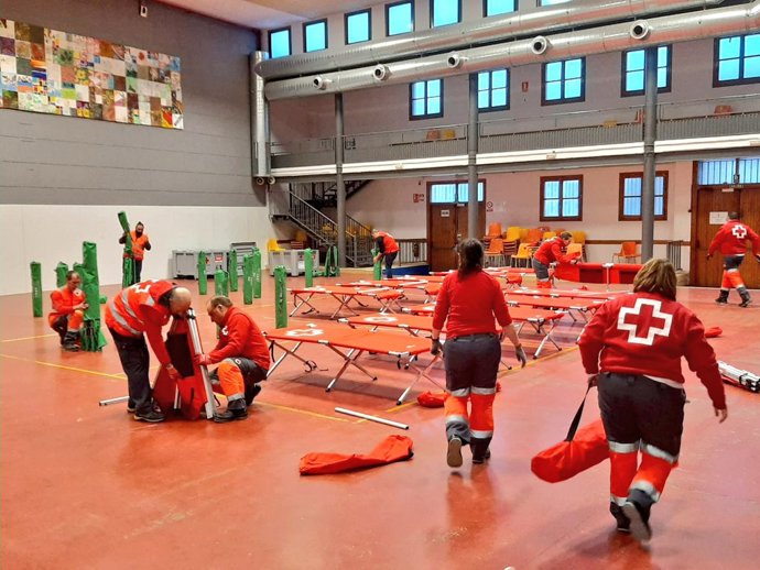 Cruz Roja desmantela el albergue provisional de Luceni que se ha instalado en el Pabellón municipal