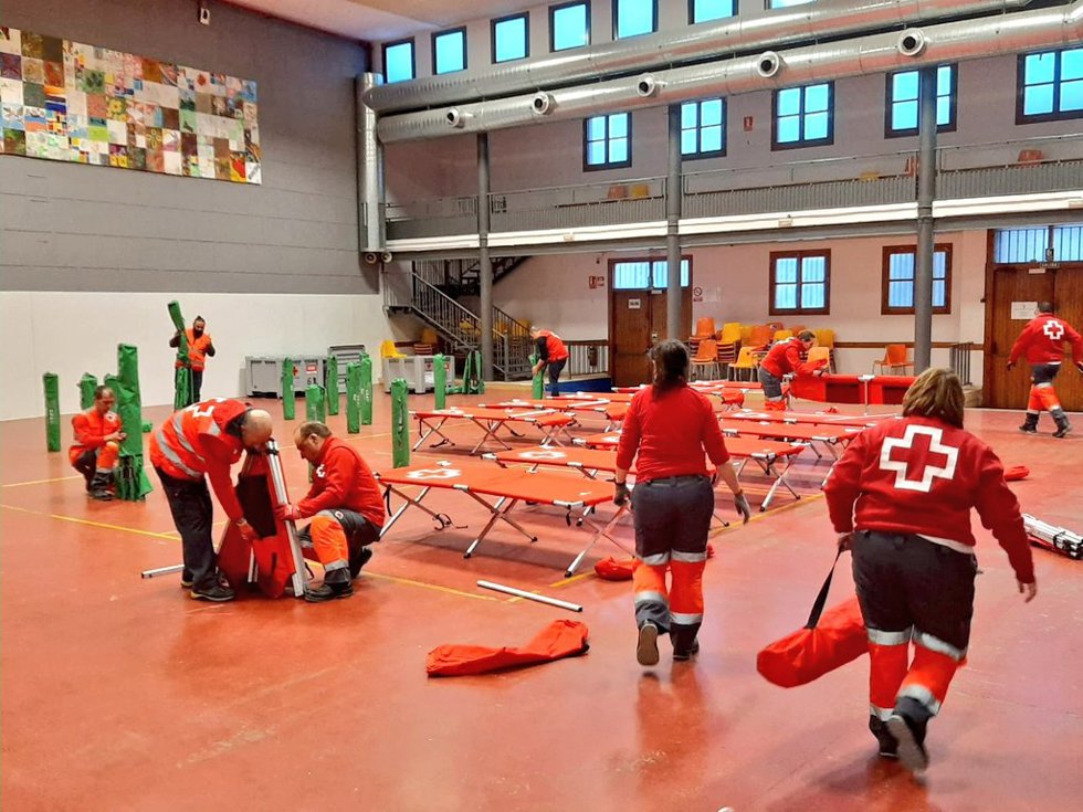 Cruz Roja desmantela el albergue provisional de Luceni que se ha instalado en el Pabellón municipal