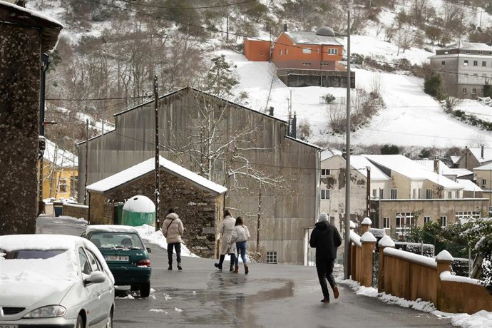 Varias personas caminan por el municipio de Pedrafita do Cebreiro nevado, a 23 de febrero de 2024, en Pedrafita do Cebreiro, Lugo, Galicia (España). Ayer llegó a la península un frente activo procedente de Islandia, que ha hecho que las temperaturas vue