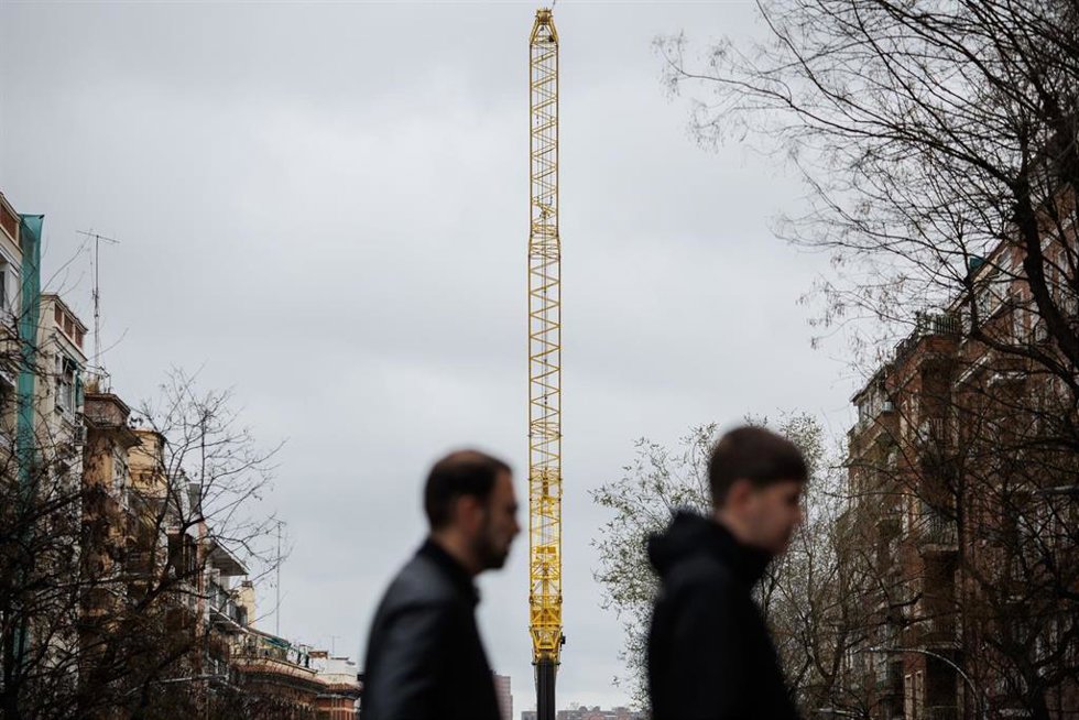 Una grúa junto a un edificio en la calle Cavanilles