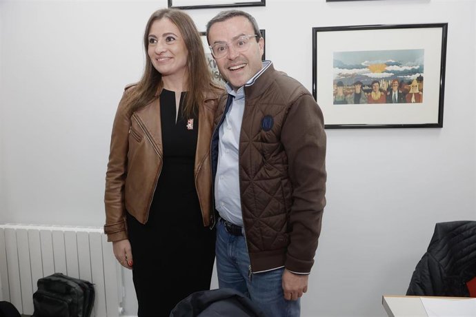 Lara Garlito y Gallardo se saludan tras las primarias del PSOE de Extremadura