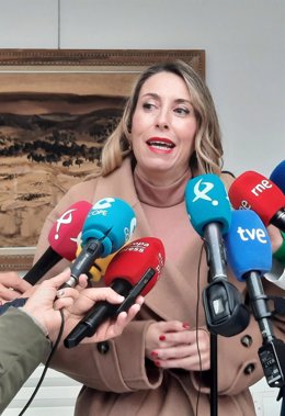 La presidenta de la Junta de Extremadura, María Guardiola, en declaraciones a los medios de comunicaciónen la Asamblea