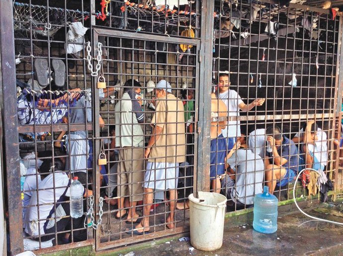 Archivo - December 11, 2013: SAN JOSÉ, Costa Rica, mayo 4 (EL UNIVERSAL).- Pandilleros rivales de la Mara Salvatrucha (MS-13) y la Mara 18 (M-18) sobreviven hacinados en bartolinas o calabozos de la policía salvadoreña. Foto: Agencia EL UNIVERSALJosé Melé