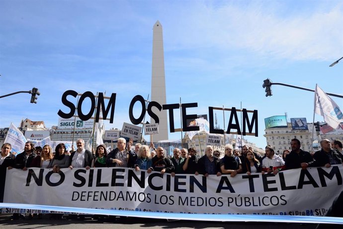 Archivo - Trabajadores de la agencia argentina de noticias Télam en una manifestación en 2018.