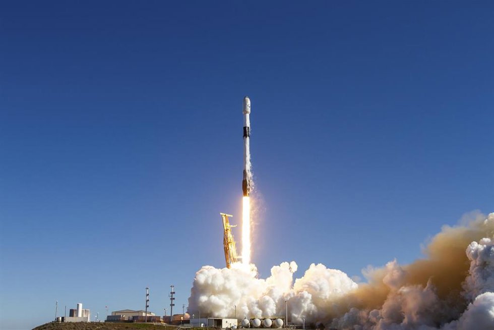 Archivo - El cohete SpaceX Falcon 9 que transporta el primer satélite espía autóctono de Corea del Sur despegando de la Base de la Fuerza Espacial Vandenberg de EEUU