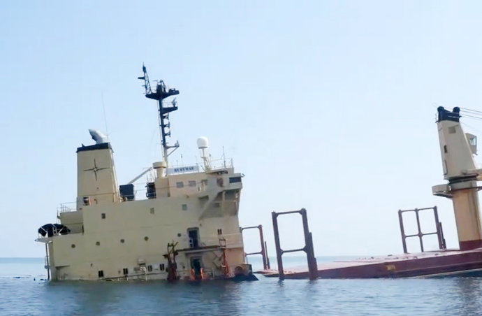 El carguero 'Rubymar' hundiéndose en el mar Rojo