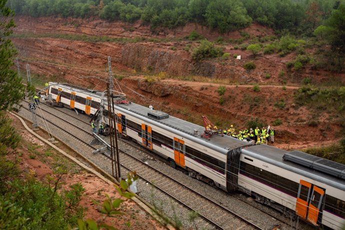 Imagen del tren descarrillado en la localidad barcelonesa de Vacarisses a causa de un desprendimiento