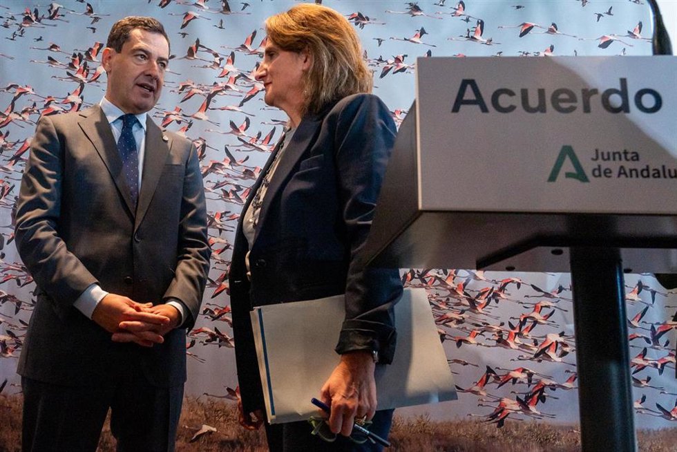 Archivo - El presidente de la Junta de Andalucía, Juanma Moreno, y la vicepresidenta tercera y ministra de Transición Ecológica, Teresa Ribera, en una imagen de la firma del acuerdo de Doñana de 27 de noviembre de 2023. 