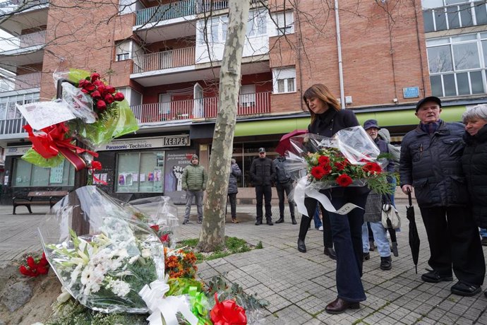 La vicelehendakari segunda y consejera de Trabajo y Empleo, Idoia Mendia, ha rendido este domingo homenaje a las víctimas del 3 de marzo