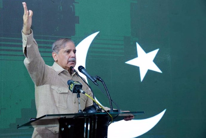 Archivo - August 3, 2023, Pakistan: ISLAMABAD, PAKISTAN, AUG 03: Prime Minister, Muhammad Shehbaz Sharif addresses .during inauguration ceremony of the Barakahu Bypass, held in Islamabad on Thursday, August .3, 2023.