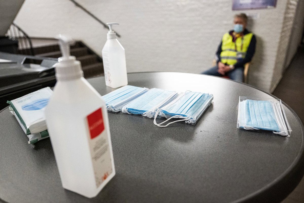 Entrega de un nuevo paquete de mascarillas