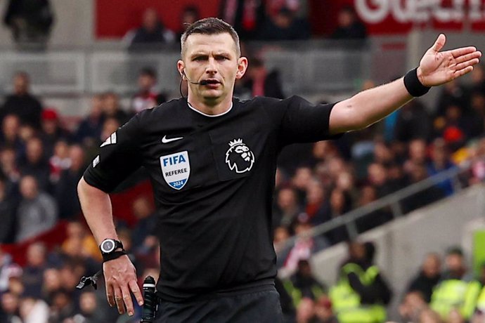 Referee Michael Oliver during the English championship Premier League football match between Brentford and Liverpool on 17 February 2024 at Gtech Community Stadium in Brentford, England - Photo Paul Phelan / ProSportsImages / DPPI