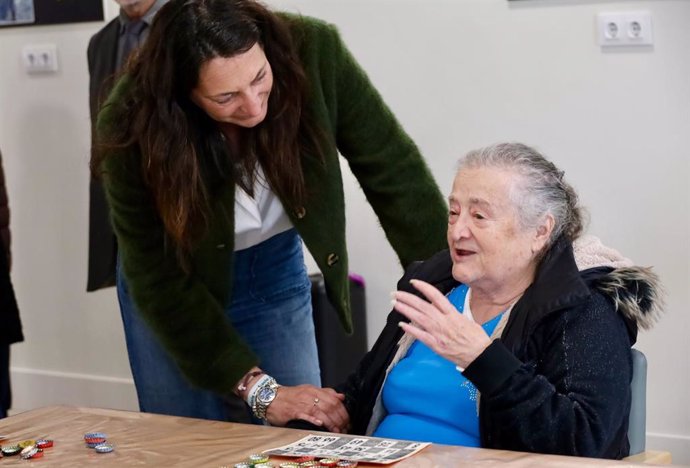 La consejera de Inclusión Social, Juventud, Familias e Igualdad, Loles López, ha visitado esta semana la residencia de personas mayores Edad Dorada en Medina Sidonia (Cádiz).