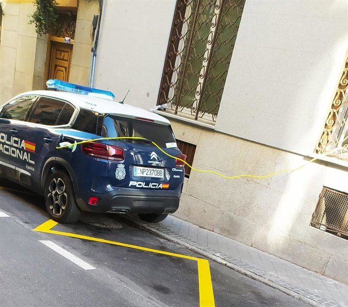 CEP critica el "apaño" de recargar coches de Policía eléctricos sacando de la comisaría de Leganitos un cable a la calle