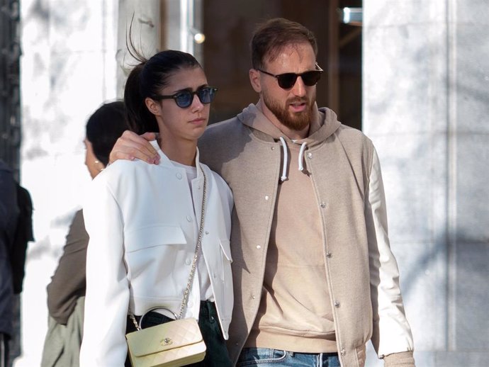 Jan Oblak y Olga Danilovic pasean por las calles de la capital en una jornada de compras, a 28 de febrero de 2024, en Madrid (España)