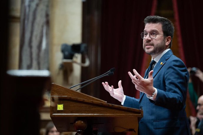 Archivo - El presidente de la Generalitat, Pere Aragons, interviene durante una sesión de control al Govern en el Parlament