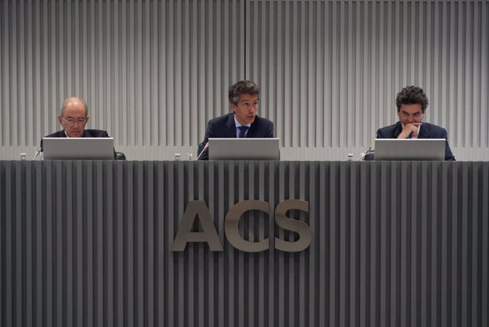 El consejero delegado de ACS, Juan Santamaría, en el centro, durante la conferencia de analistas de 2024