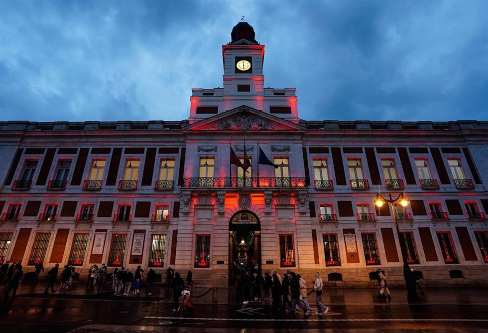Archivo - Imagen de recurso de la iluminación de la fachada de la Real Casa de Correos en apoyo a las personas afectadas por el síndrome 22q11