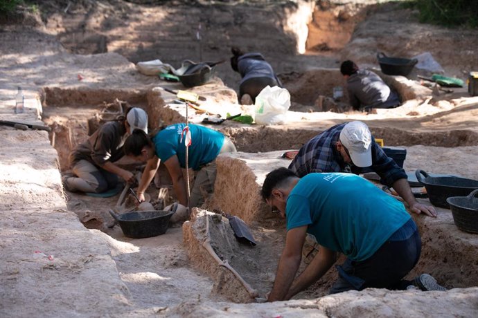 Excavació de la fossa de l'ermita del Remei a Flix (Tarragona)