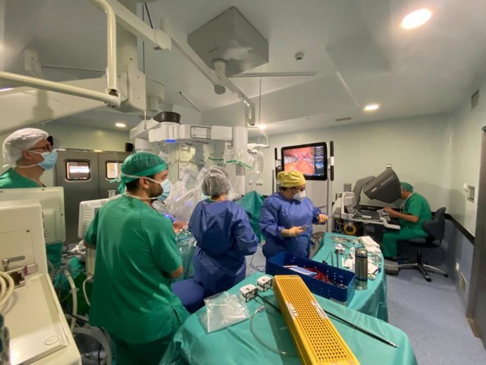El equipo da Vinci del Hospital Clínico realiza en tres meses más de 100 intervenciones de cirugía robótica