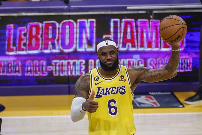 Archivo - FILED - 07 February 2023, US, Los Angeles: Los Angeles Lakers' forward LeBron James celebrates after scoring to pass Kareem Abdul-Jabbar to become the NBA's all-time leading scorer during an NBA basketball game against the Oklahoma City Thunde