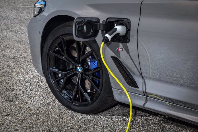 Archivo - Imagen de un coche electrificado cargándose.