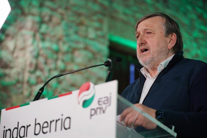 El presidente del ABB del EAJ-PNV, José Antonio Suso, interviene durante un acto del PNV, en el Palacio de Villa Suso, a 24 de febrero de 2024, en Vitoria-Gasteiz, Álava, País Vasco (España)