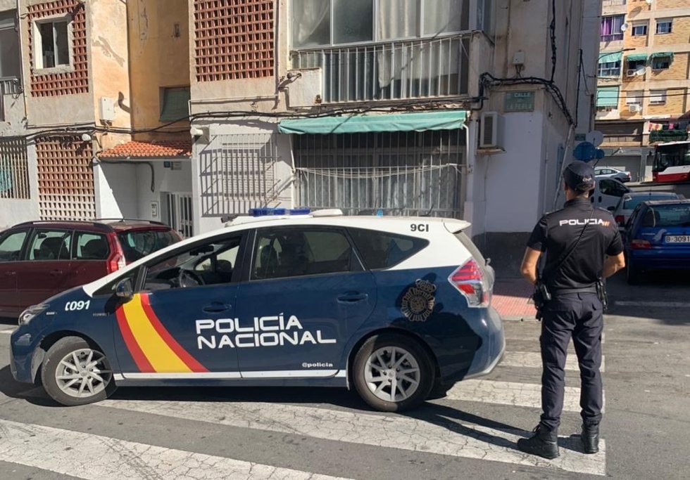 Archivo - Un agente de la Policía en una intervención en un bloque de viviendas
